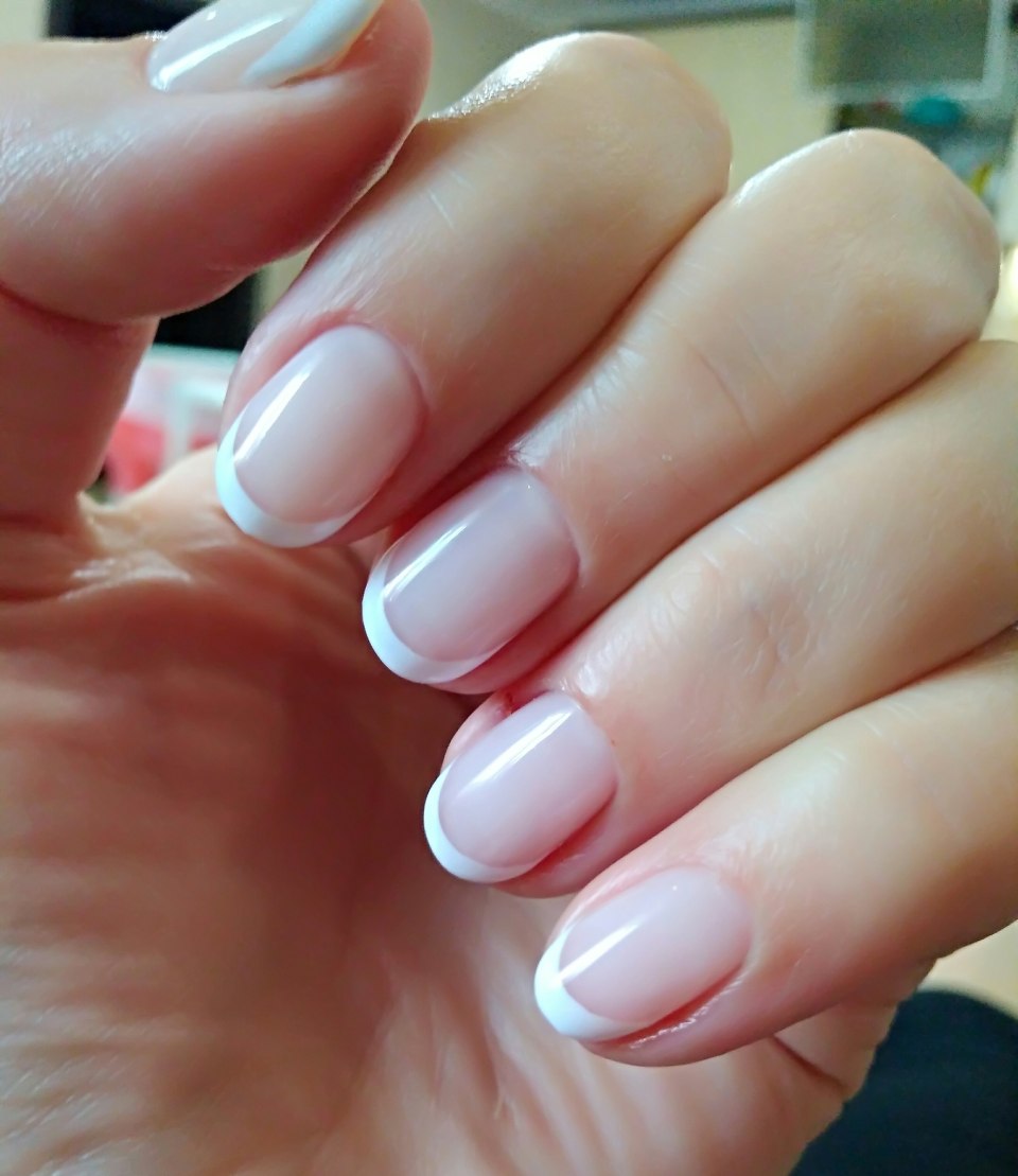 Французский маникюр тонкий