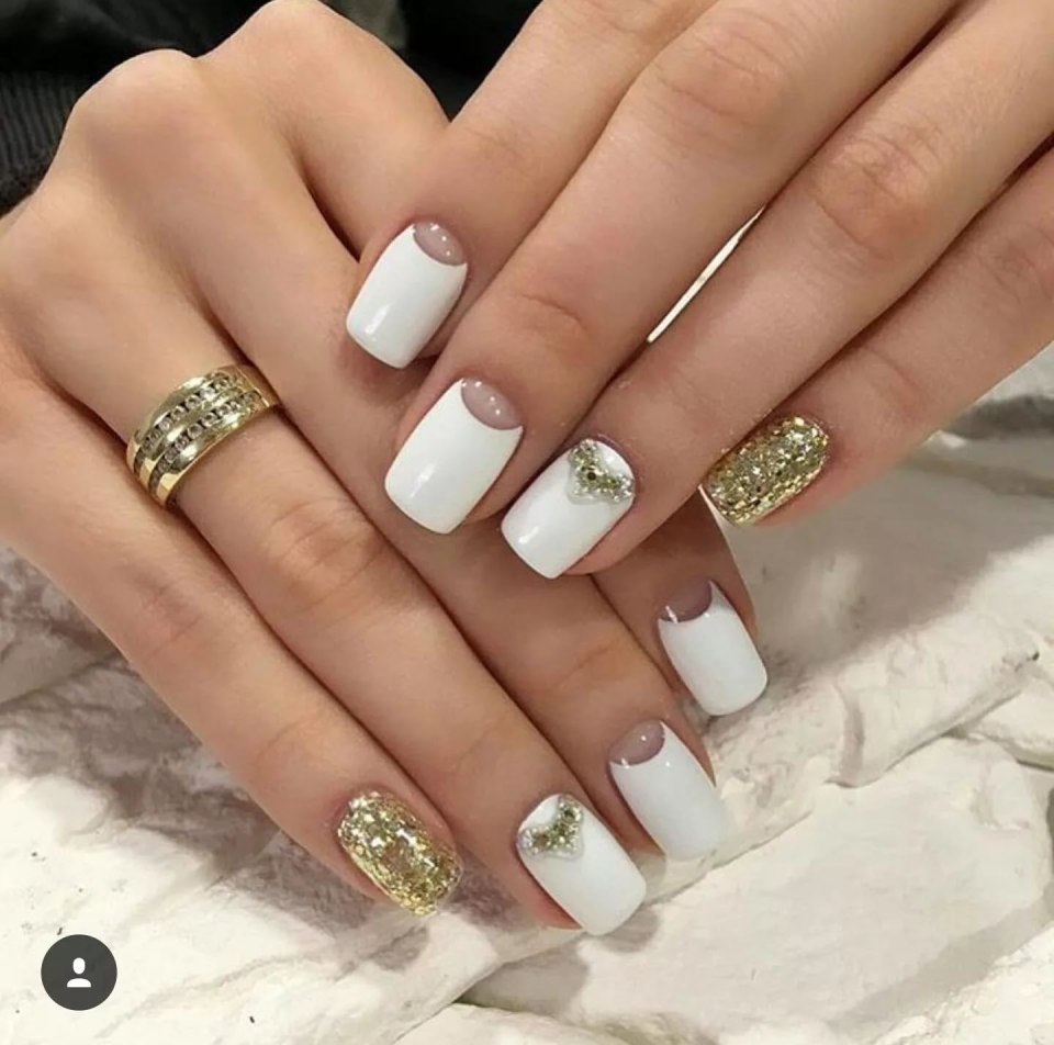 Стильный белый маникюр