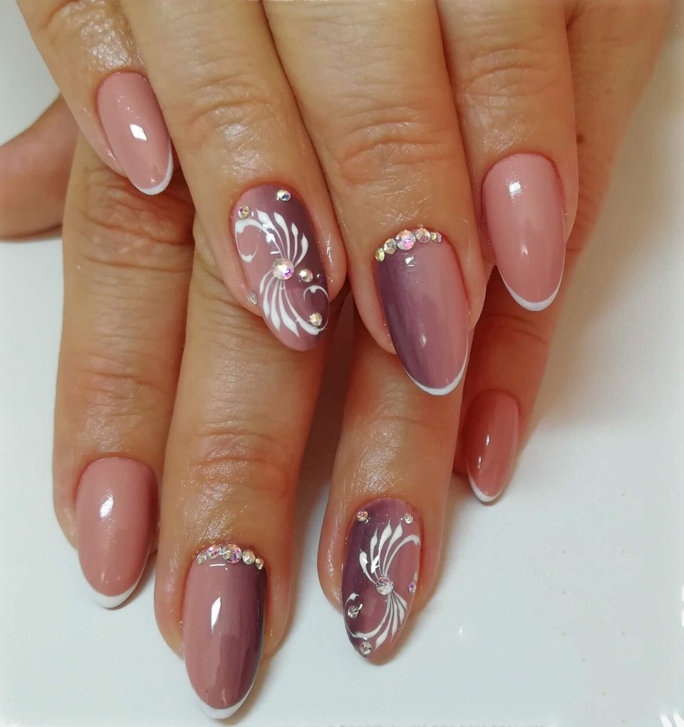 Френч на короткие ногти овальной формы с рисунком