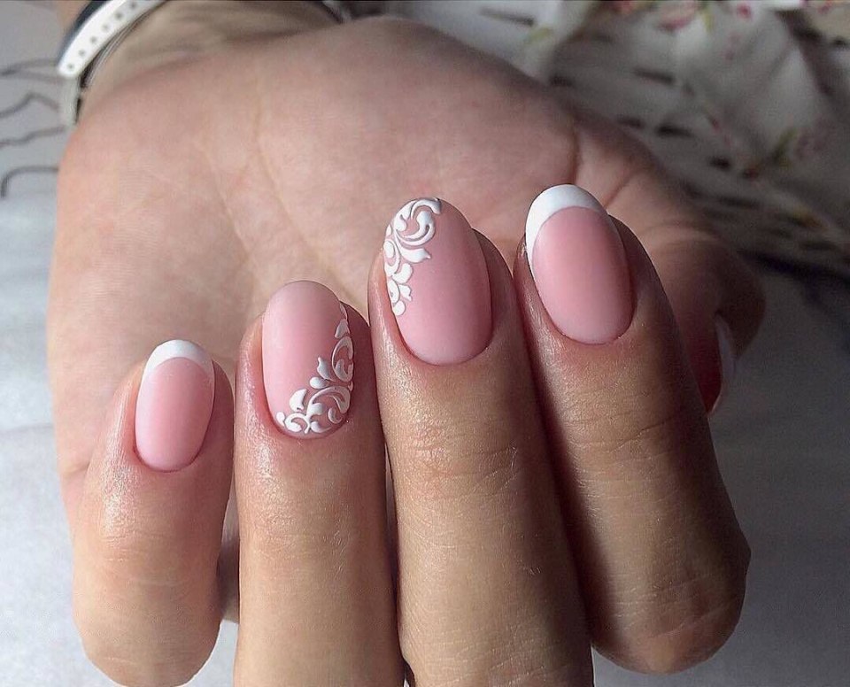 Красивый френч на овальные ногти