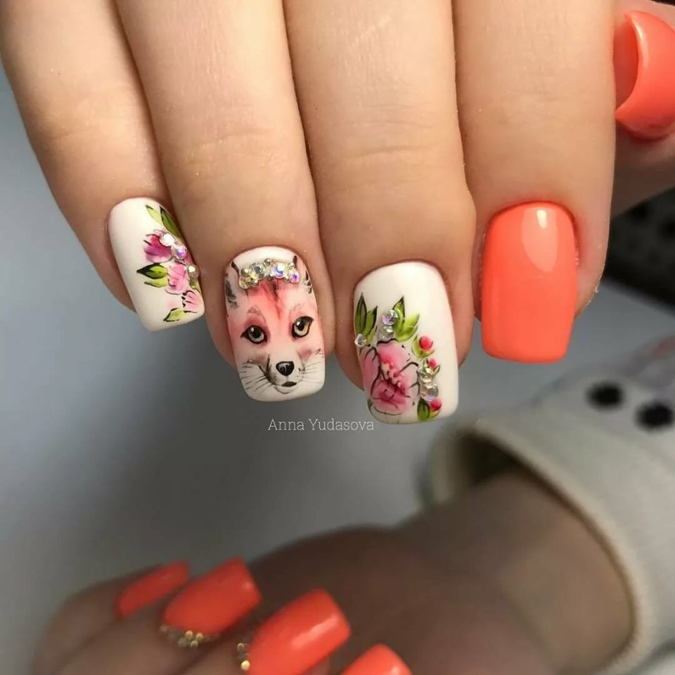 Маникюр с белочкой
