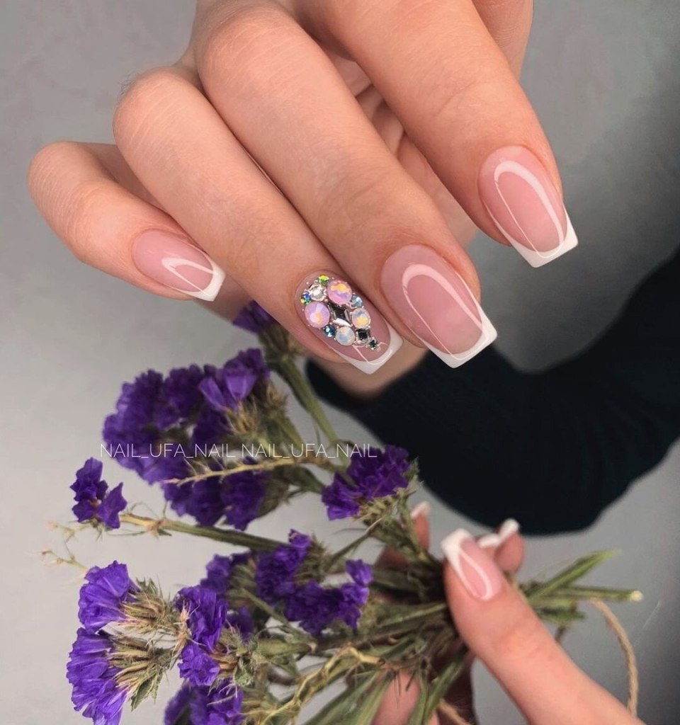 Фантазийный френч на ногтях фото