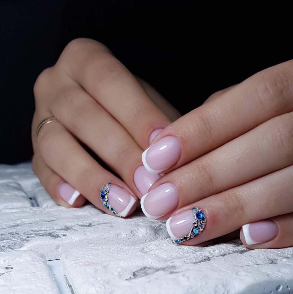 Французский маникюр цветной на 3 пальца