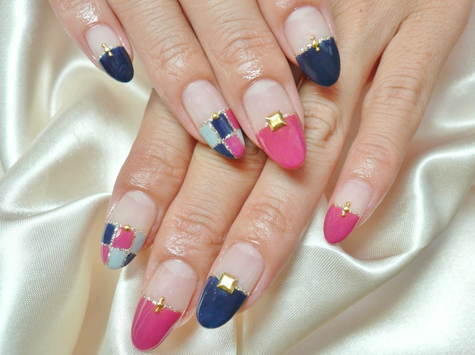 Необычный френч на овальных ногтях
