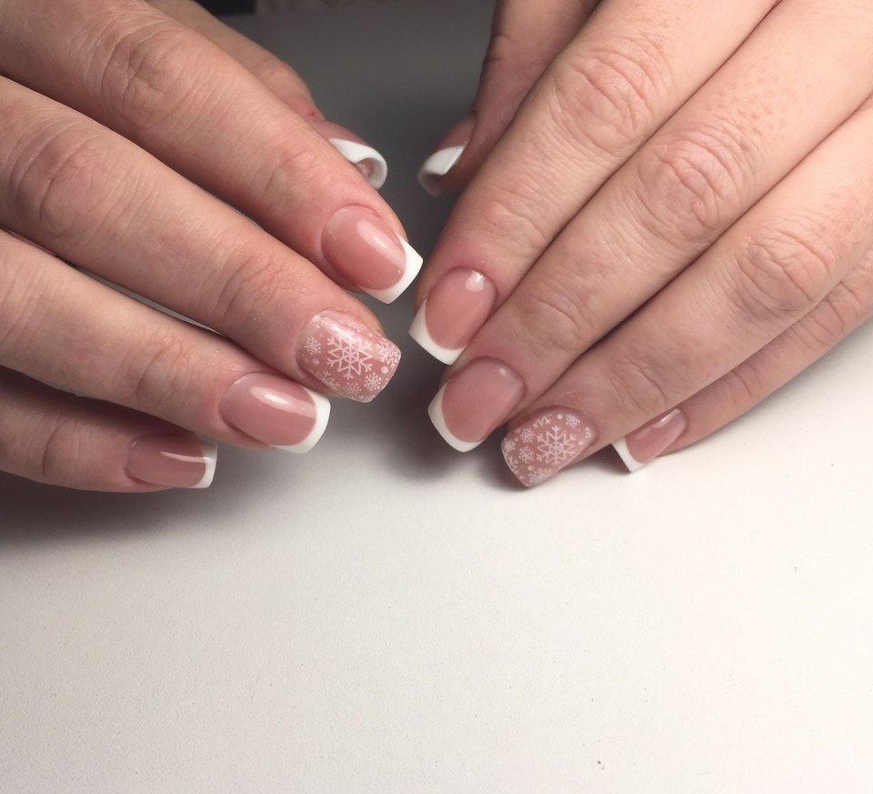 Френч на средние ногти