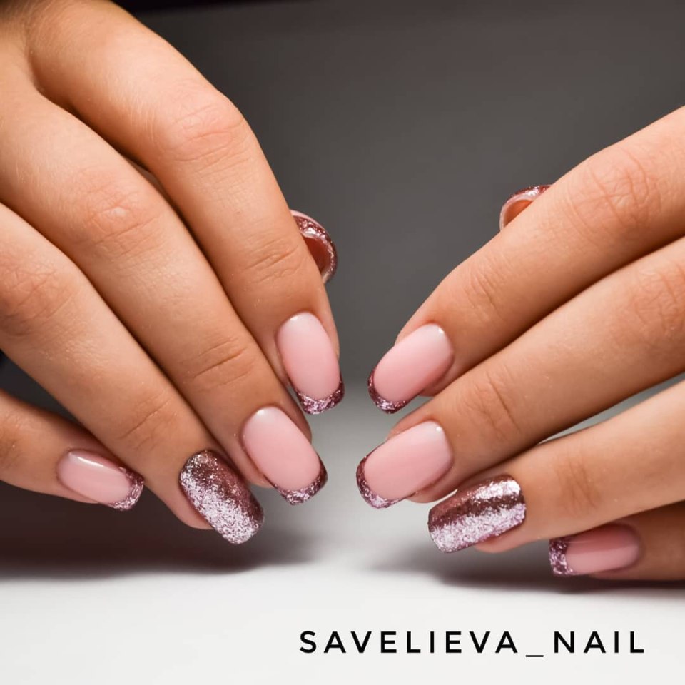 Маникюр красный френч с рисунком на миндалинах ногтях