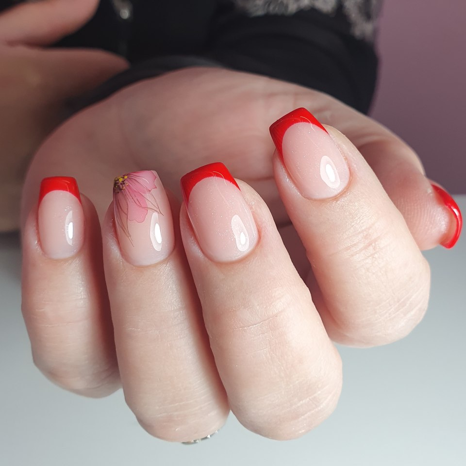 Маникюр нюд с красным