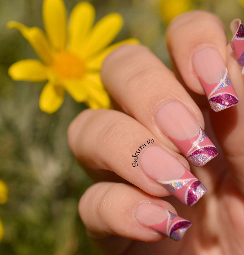 Спокойный маникюр двойной френч на сером фоне