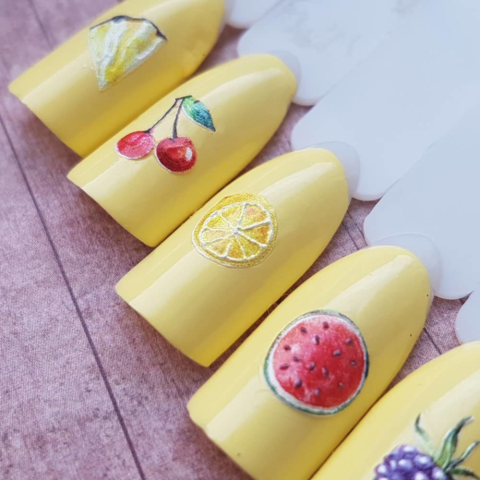 Маникюр с фруктами наклейки