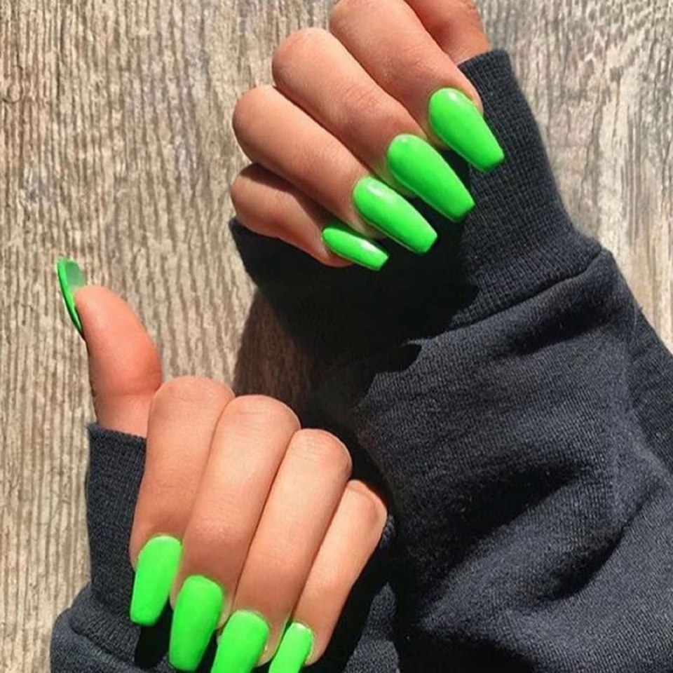 Маникюр чёрный матовый с ярким