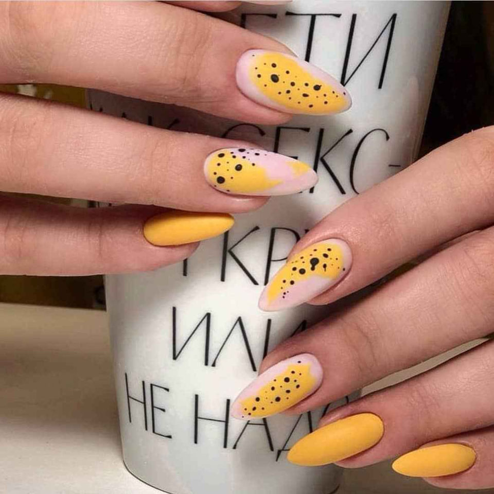 Маникюр на короткие ногти с яичнецой