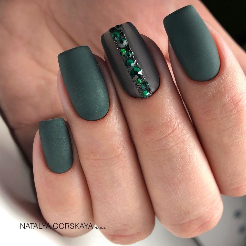 Маникюр хаки матовый