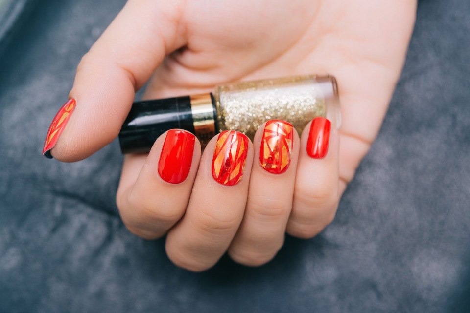 Маникюр на короткие ногти оранжевый с черным