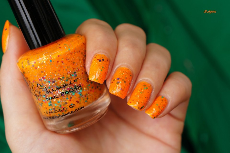 Маникюр оранжево желтый с блестками
