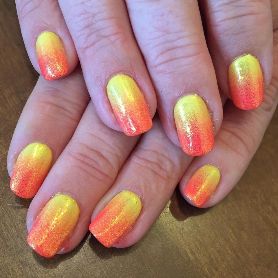 Маникюр коричневый с оранжевым фото