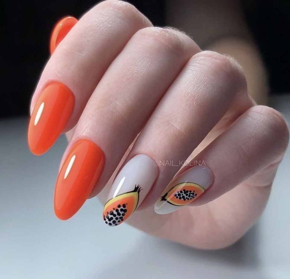 Ящерица дизайн ногтей на оранжевом