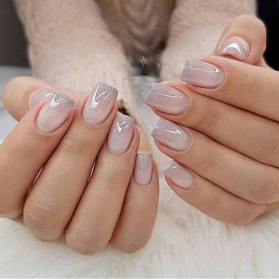 Красивый маникюр с вензелями