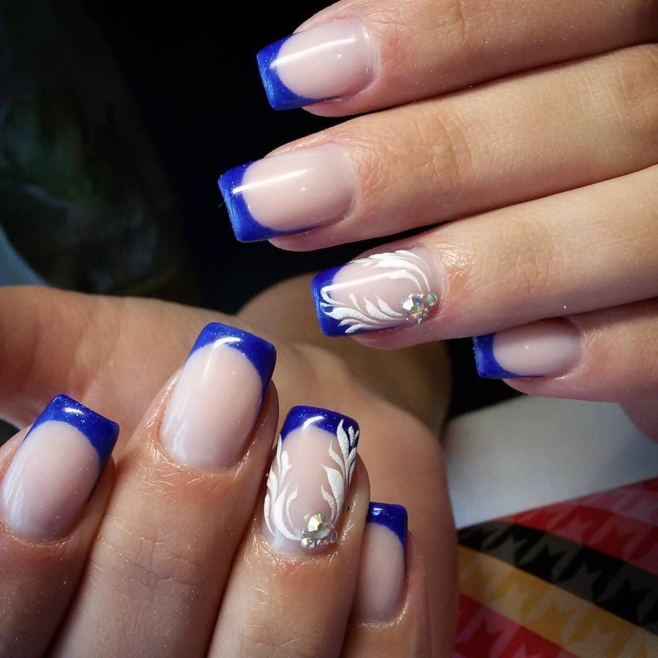 Французский маникюр белый