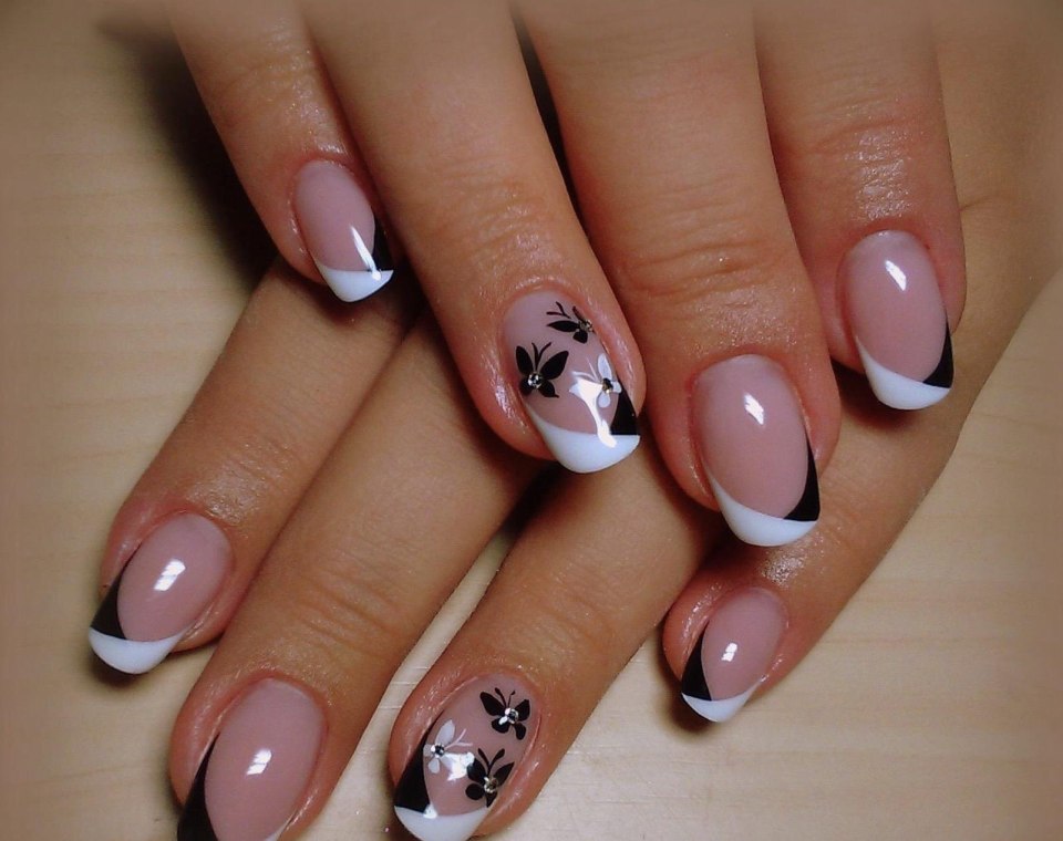 Французский маникюр с дизайном