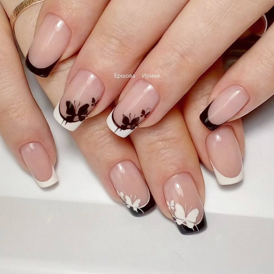 Французский маникюр с блестками