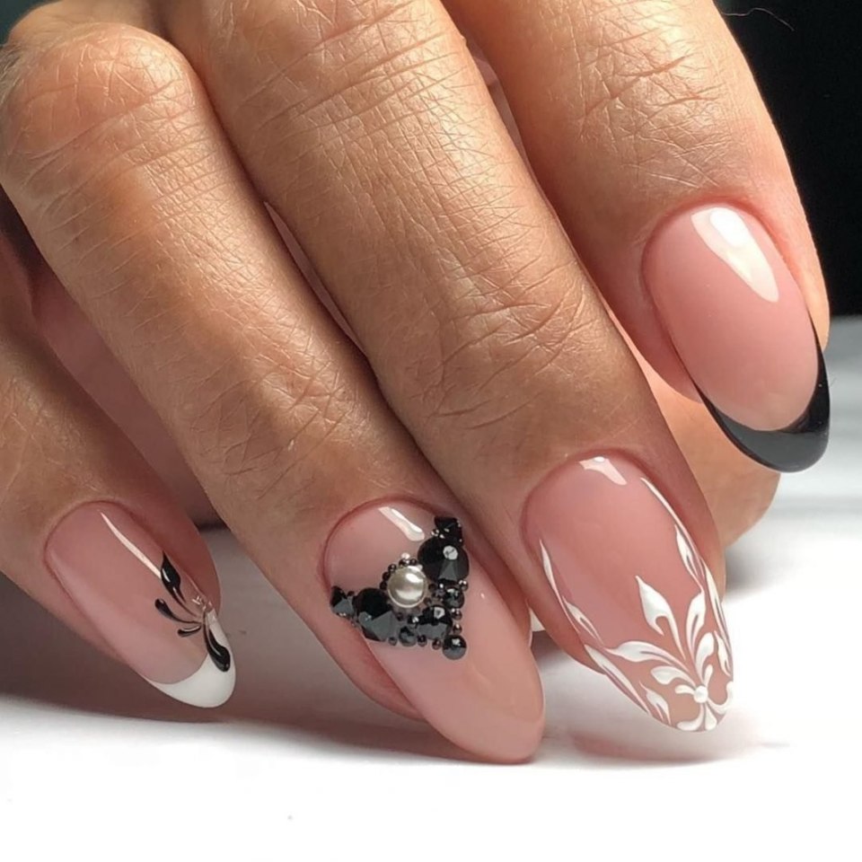 Красивый френч на ногтях