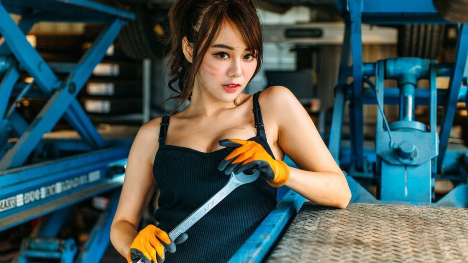 Красивая девушка с инструментом