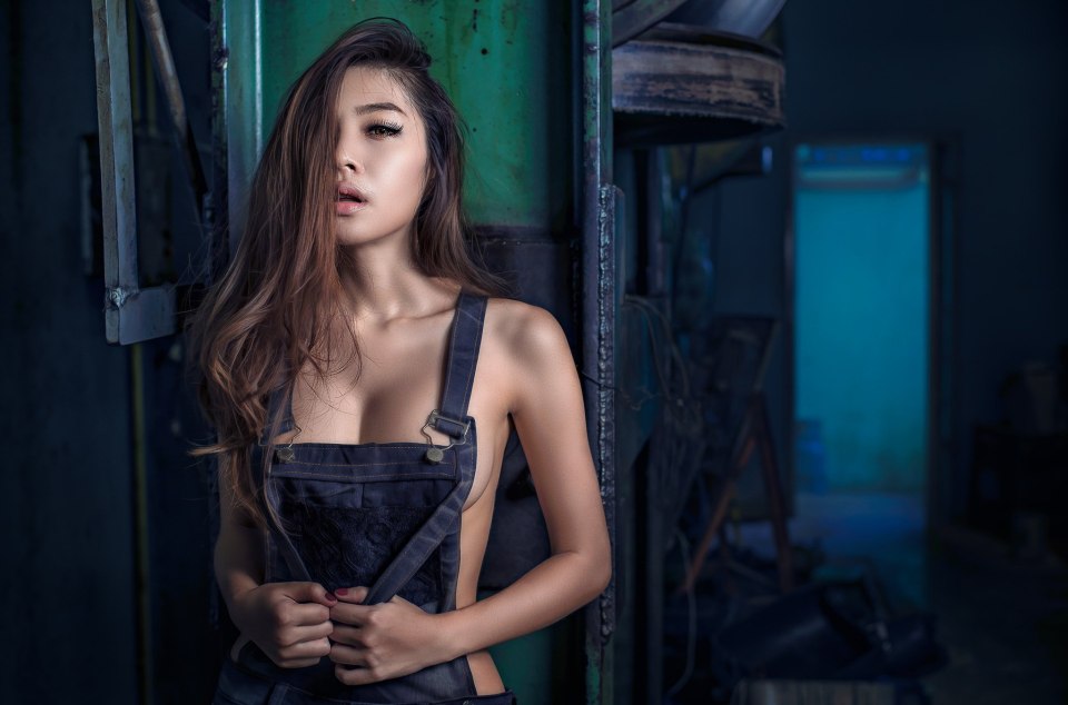 Девушка в комбезе