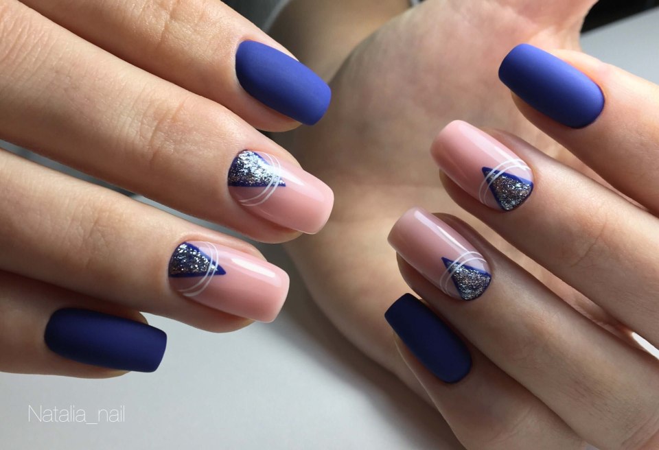 Маникюр синий с розовым