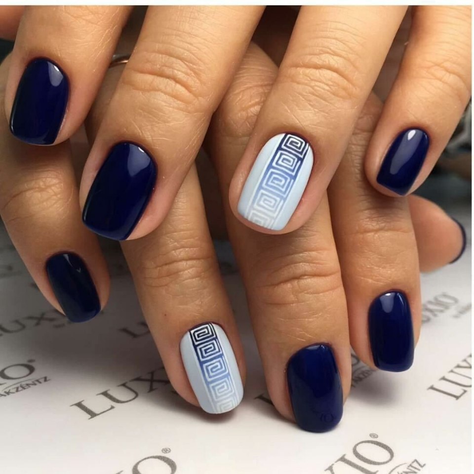 Темно синие ногти