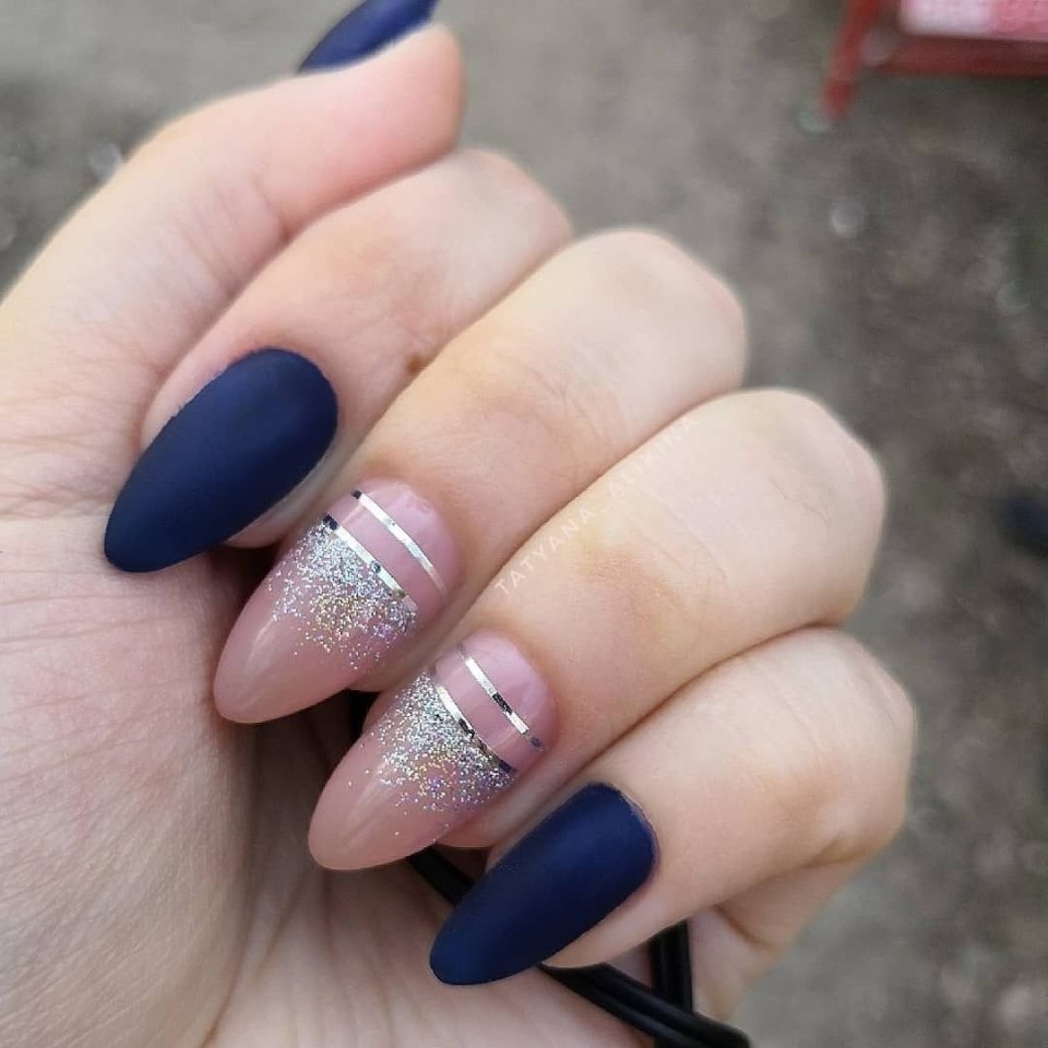 Стильный синий маникюр