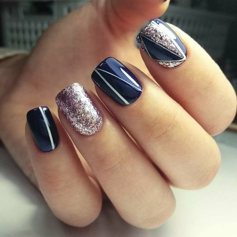 Синий маникюр геометрия