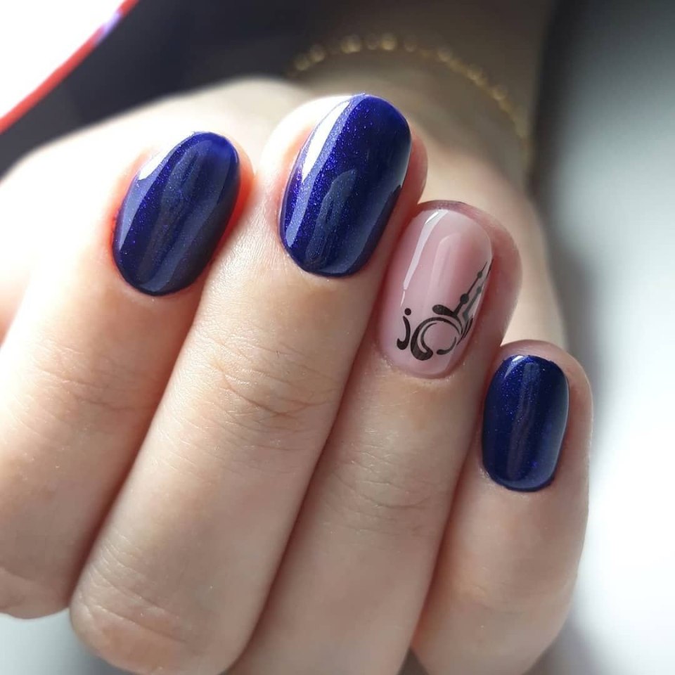Ногти розовые с синим