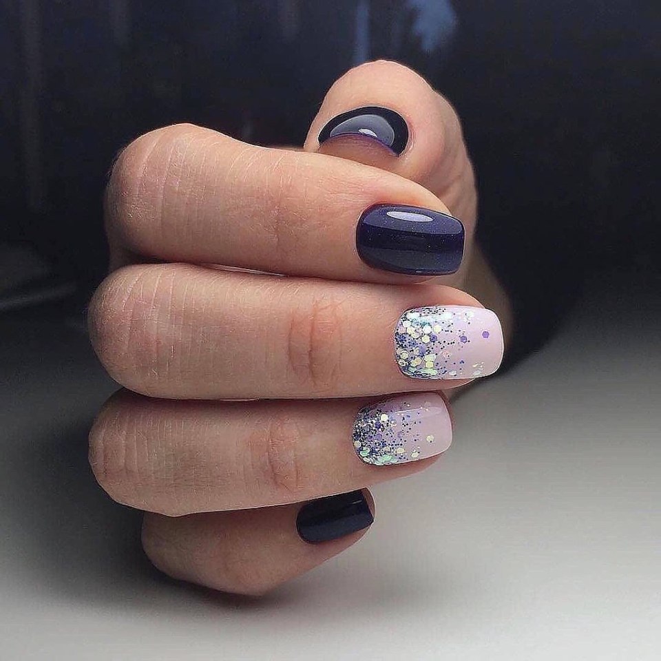 Ногти синие с бежевым