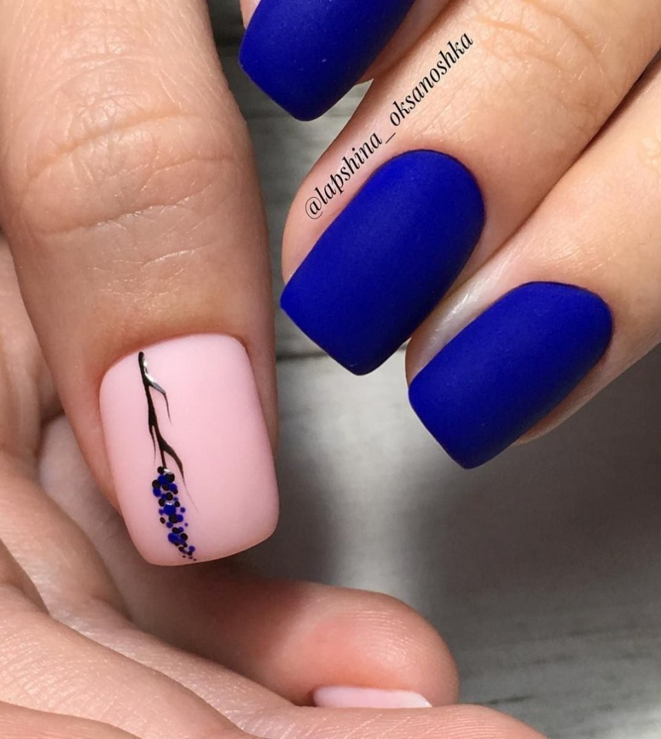 Синий маникюр