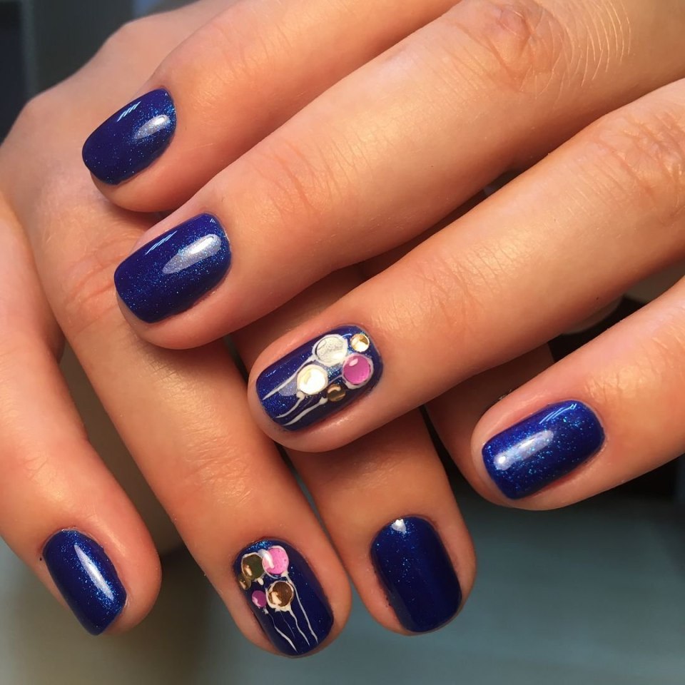 Матовые ногти розовые с синим