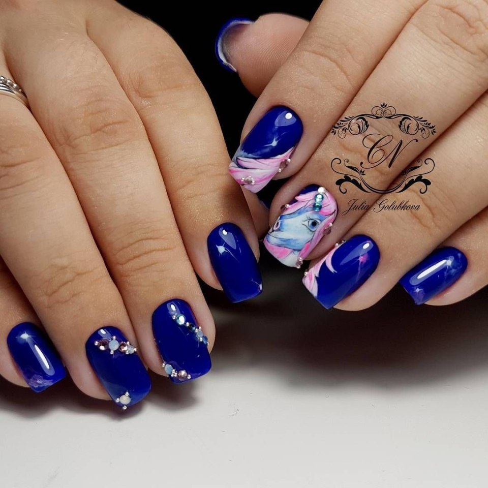 Маникюр синий с розовым
