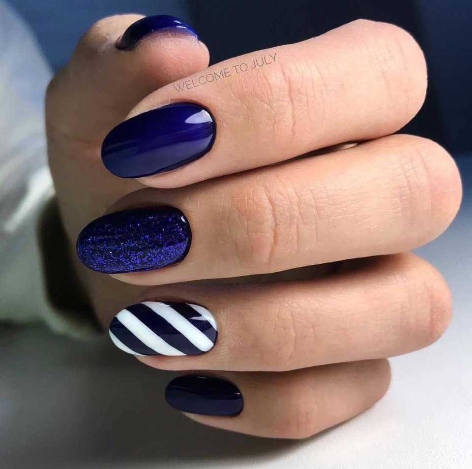 Маникюр синий матовый с белым