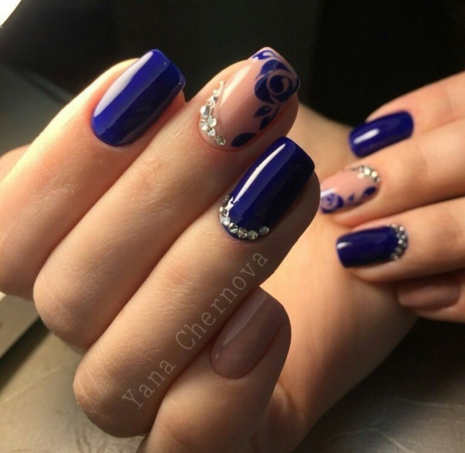 Маникюр синий с розовым и белым