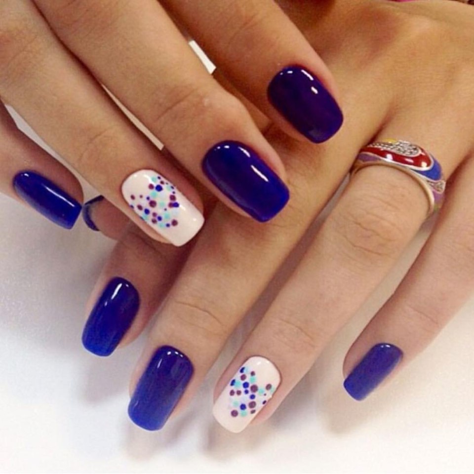 Синий маникюр миндаль