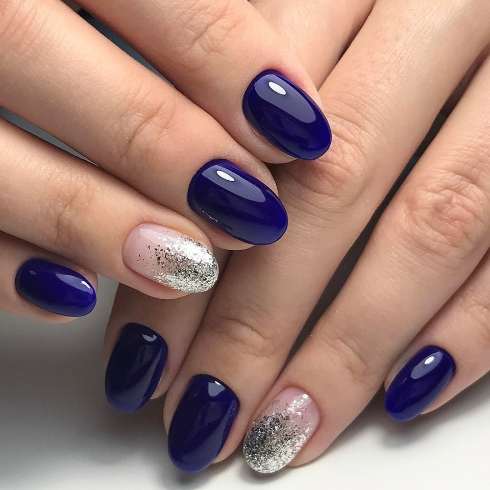 Маникюр на короткие ногти синего цвета