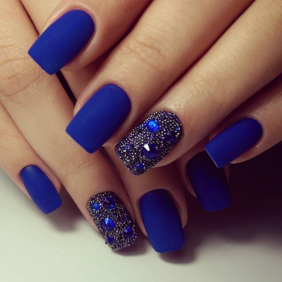 Темно синие ногти