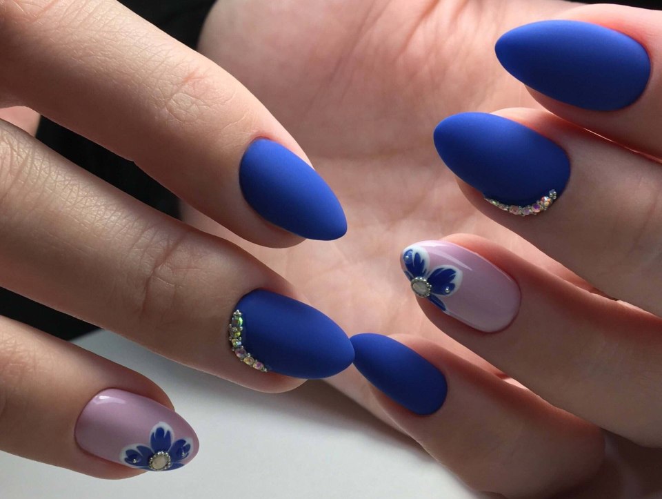 Маникюр жемчужный с синим