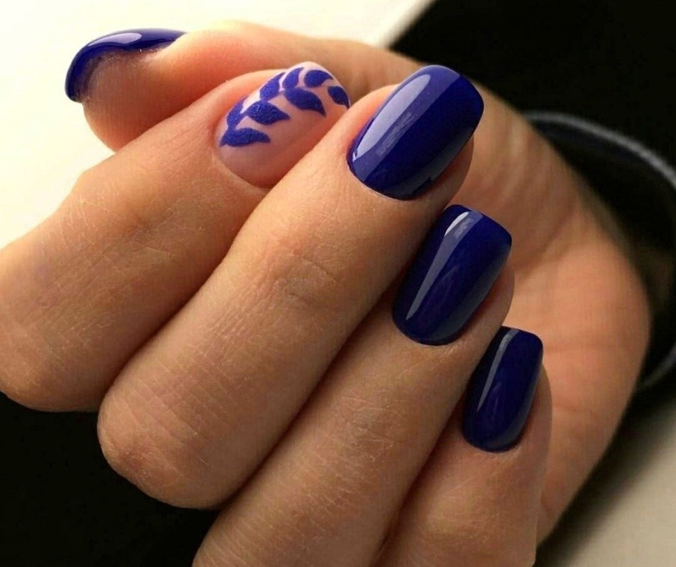 Синий маникюр геометрия