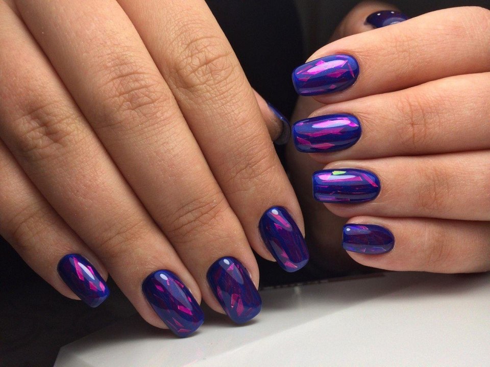 Маникюр синий с бежевым