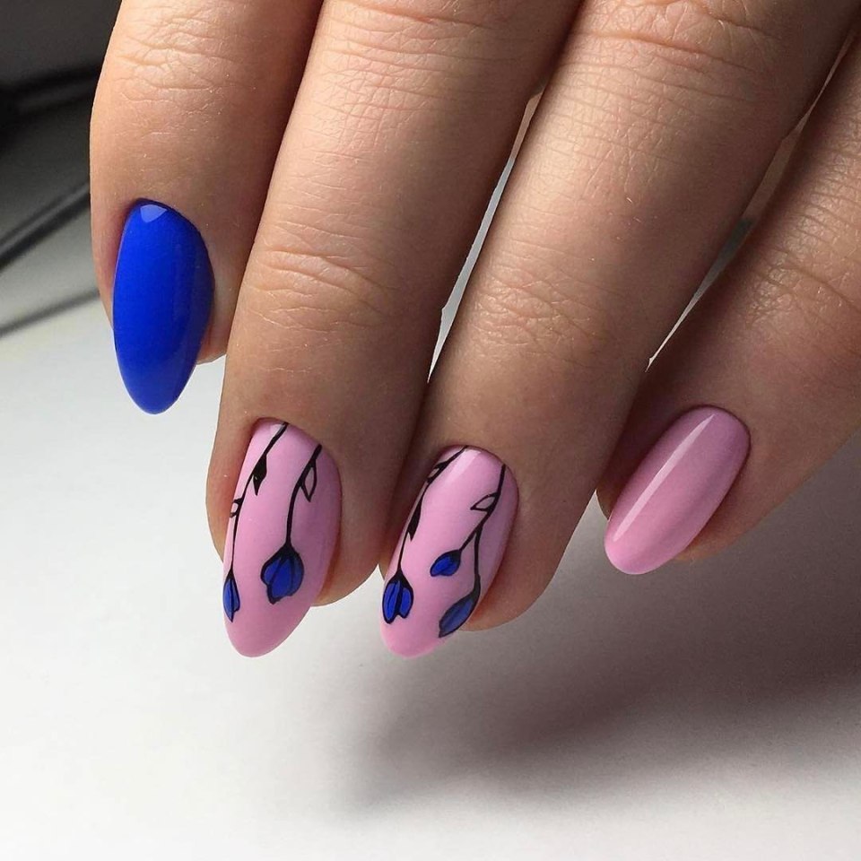 Темно-синий маникюр