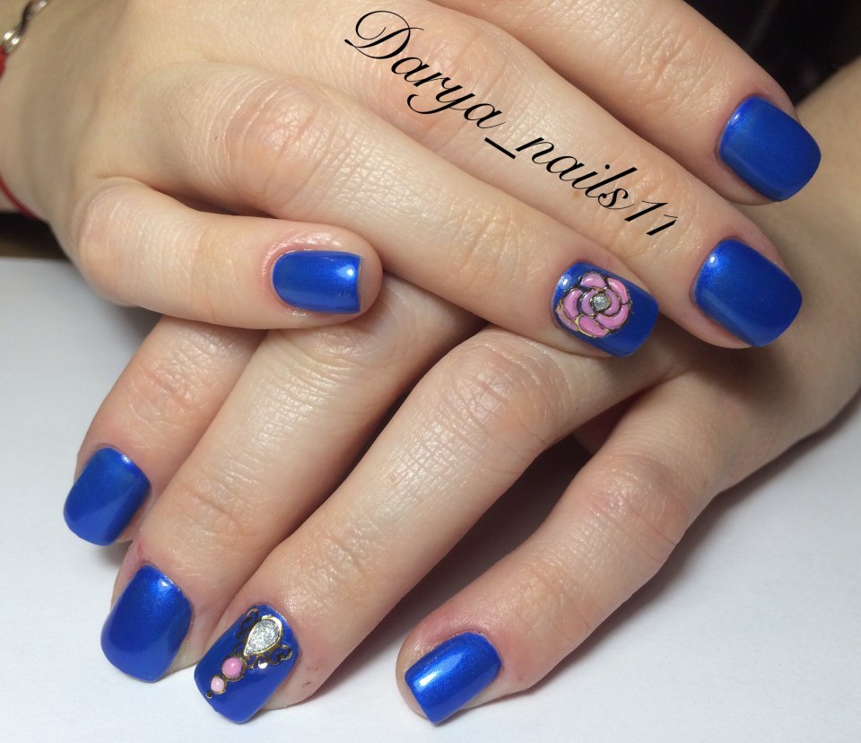 Сочетание синего и белого в маникюре