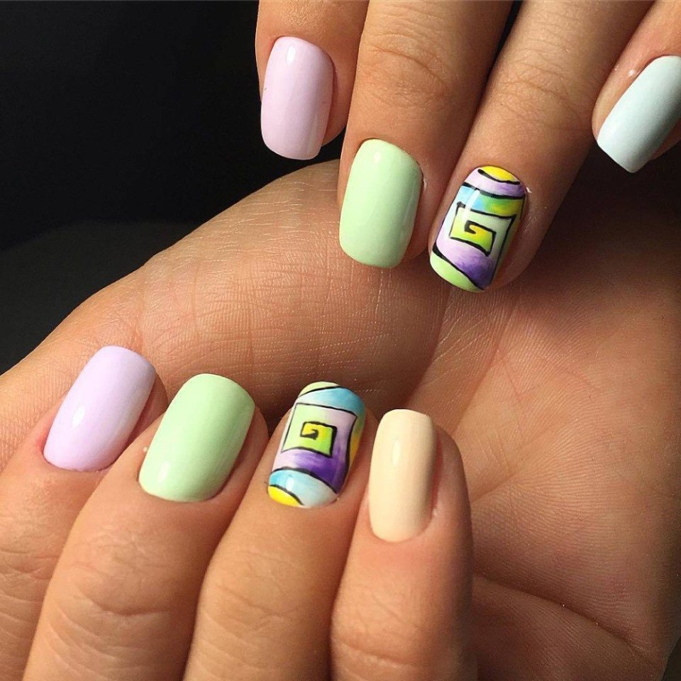 Яркий маникюр на короткие ногти