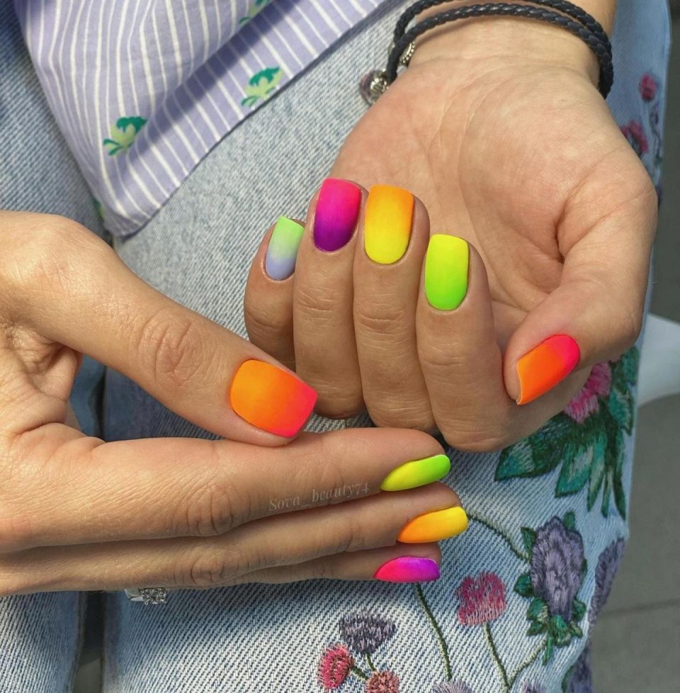 Яркий маникюр разные руки