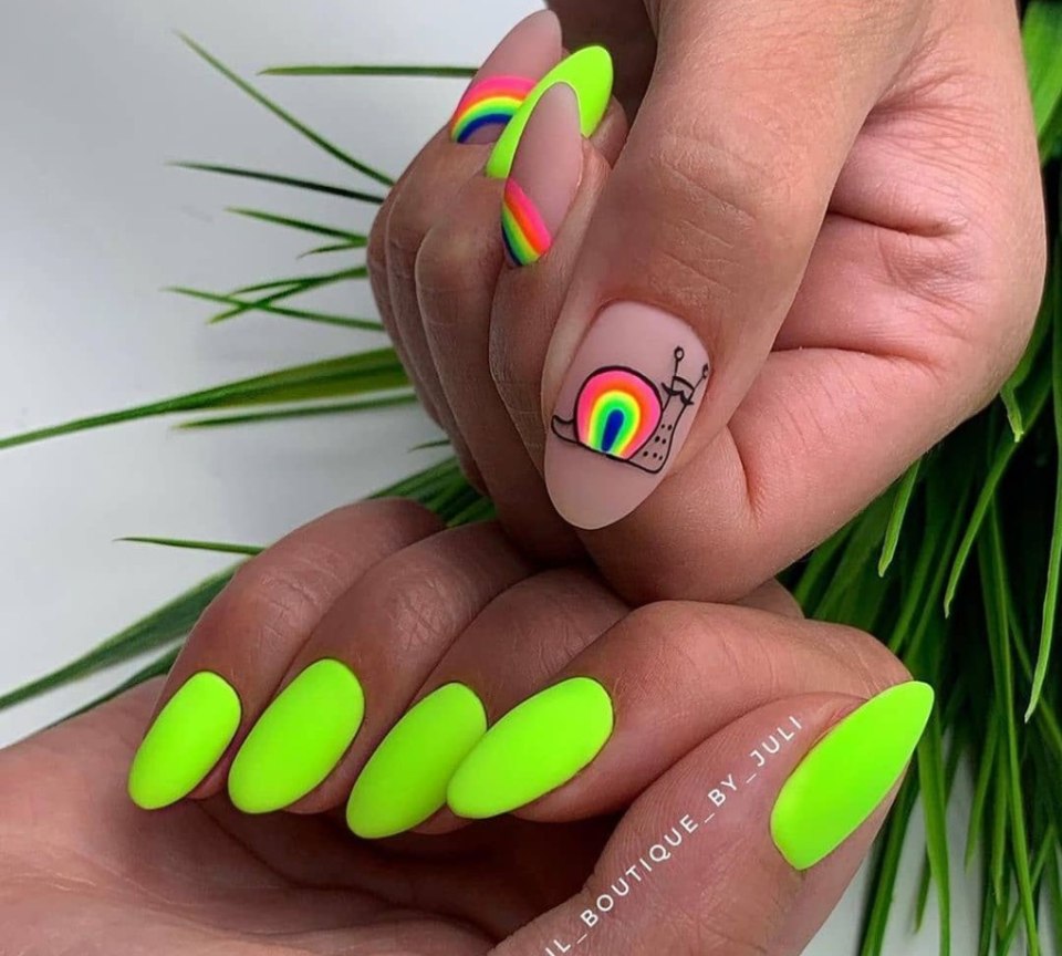 Яркий маникюр