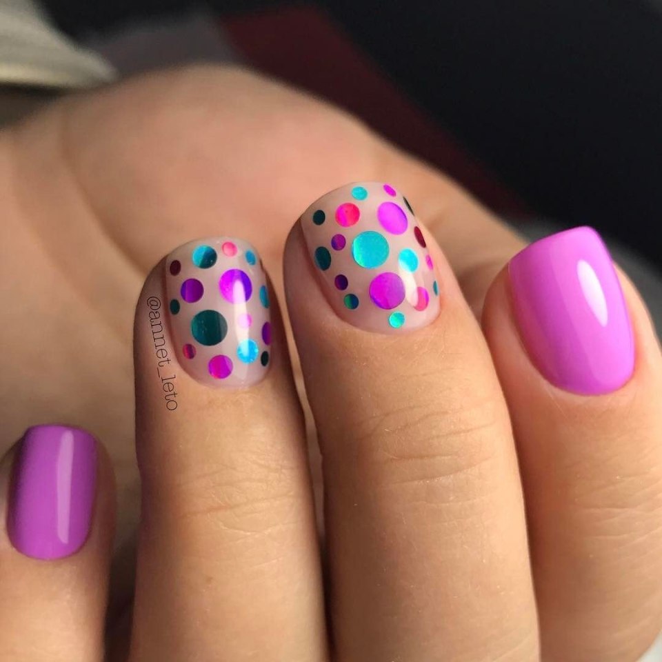 Яркий маникюр на короткие ногти